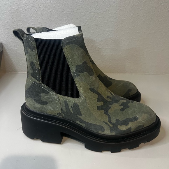 Sanctuary Tredon Chelsea Boot in a camouflage print, size 10, new - Picture 3 of 5